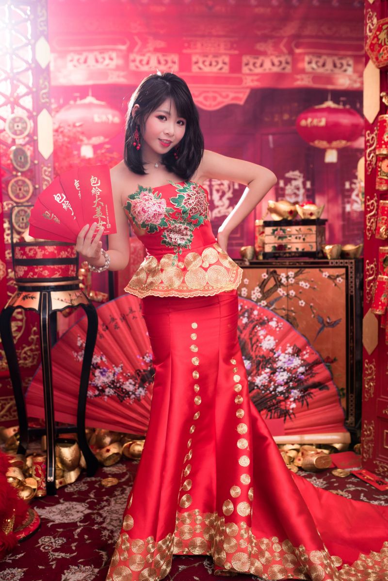 aasialainen,cheongsam,kiinalainen uusivuosi,kulta-,punainen,nainen