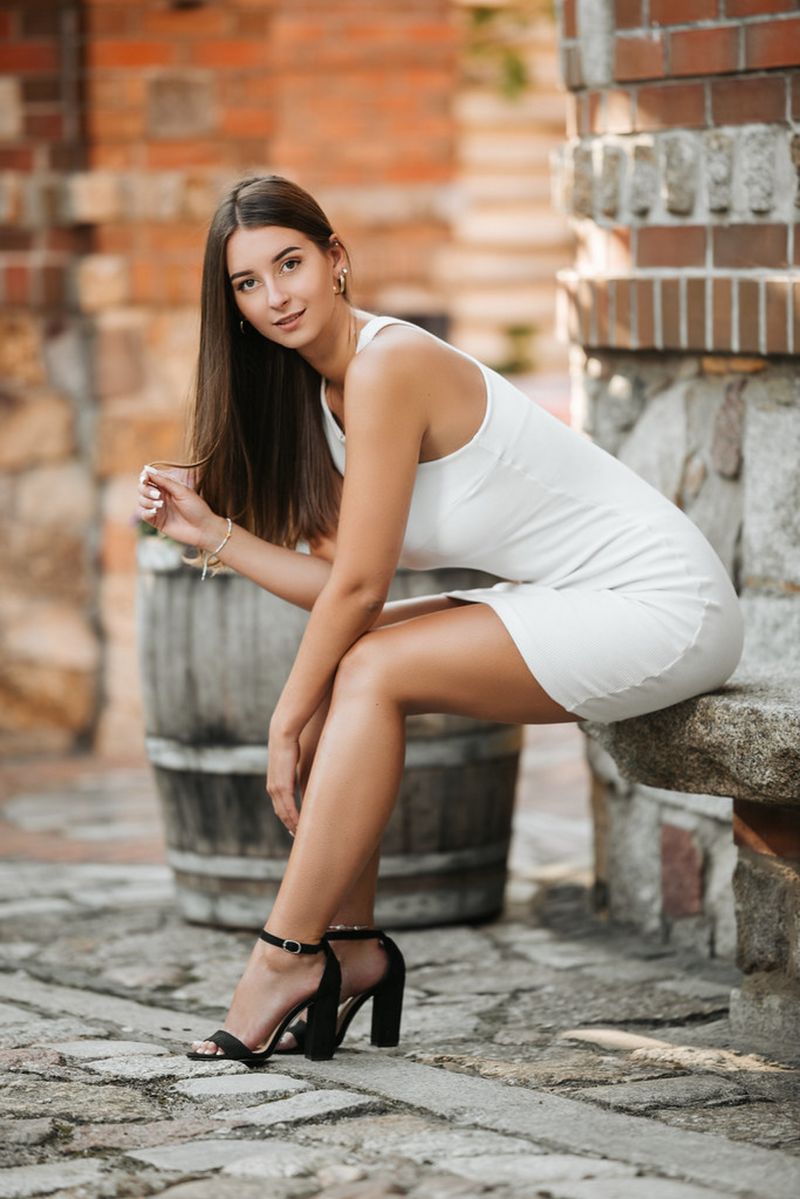 rukama v bok,rostliny,bez rukávů,usmívající se,tight dress,stromy