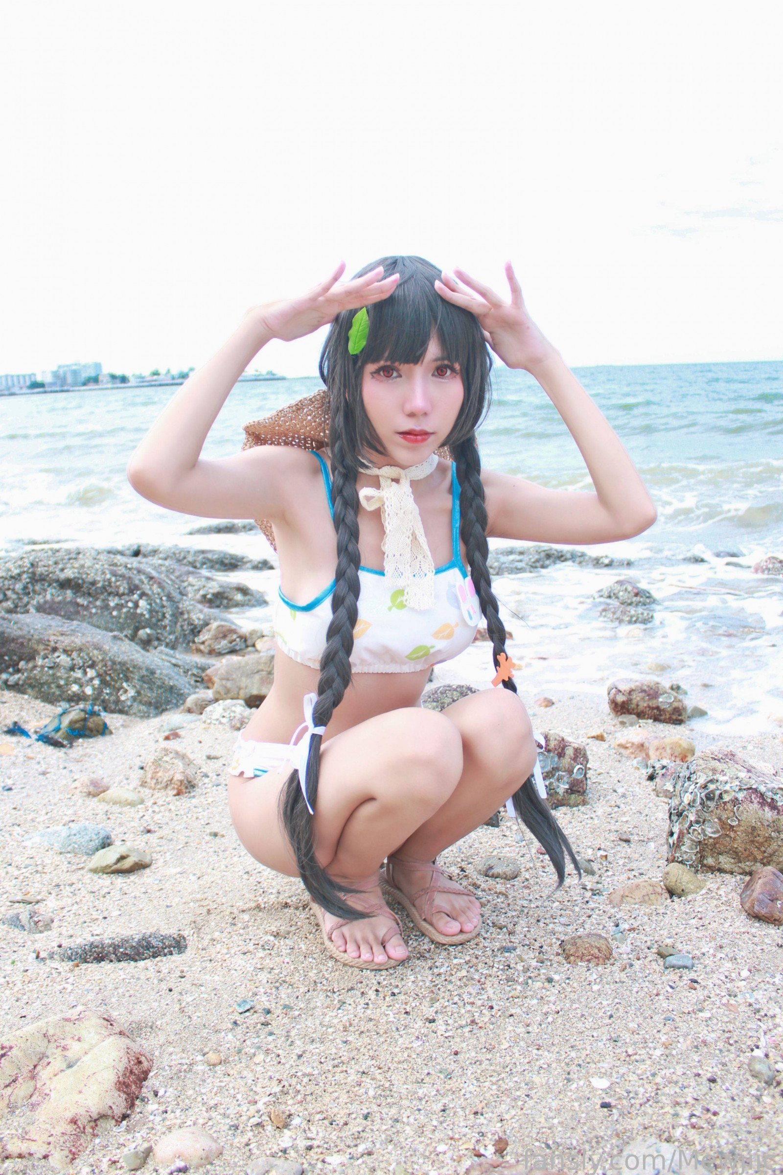 Aziatisch, strand, bikini, vlechtjes, cosplay, schattig, mode, meisje, hoed, Japans, Miyu, model-, oceaan, buitenshuis, vlechten, pose, rotsen, zand, zee, kust, kust-, kraken, stro hoed, zomer, Zonnig, badmode, water, golven, vrouw