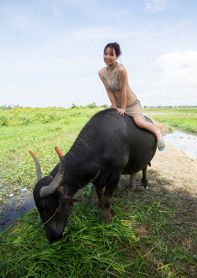 vyvažování,bikiny,příkop,pole,žabky,žena