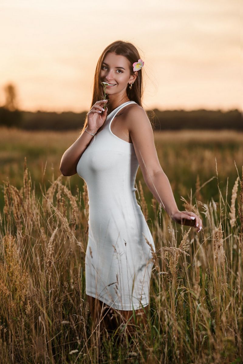 rukama v bok,rostliny,bez rukávů,usmívající se,tight dress,stromy