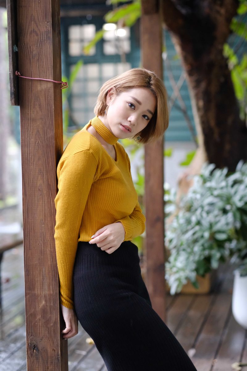 obojek,makeup,shoulder bag,žena,yellow sweater