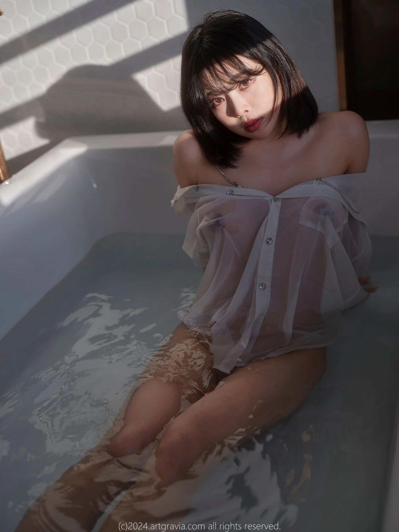 vana,tlačítka,voda,bílá košile,žena