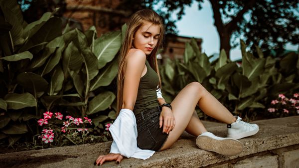 leaves,trees,pose,model,flowers,shorts