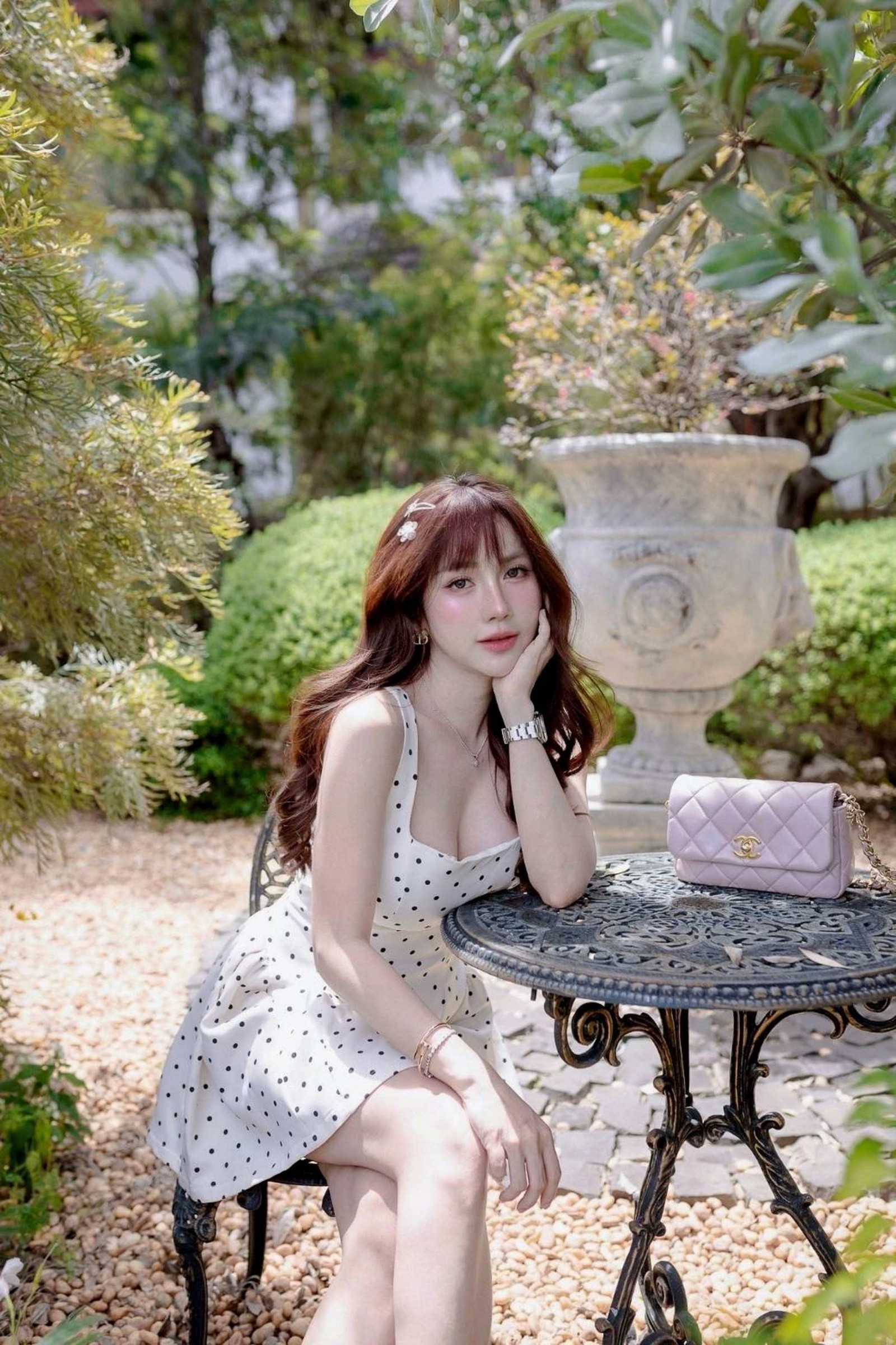 sklenka, pólo, stůl, hodinky, žena