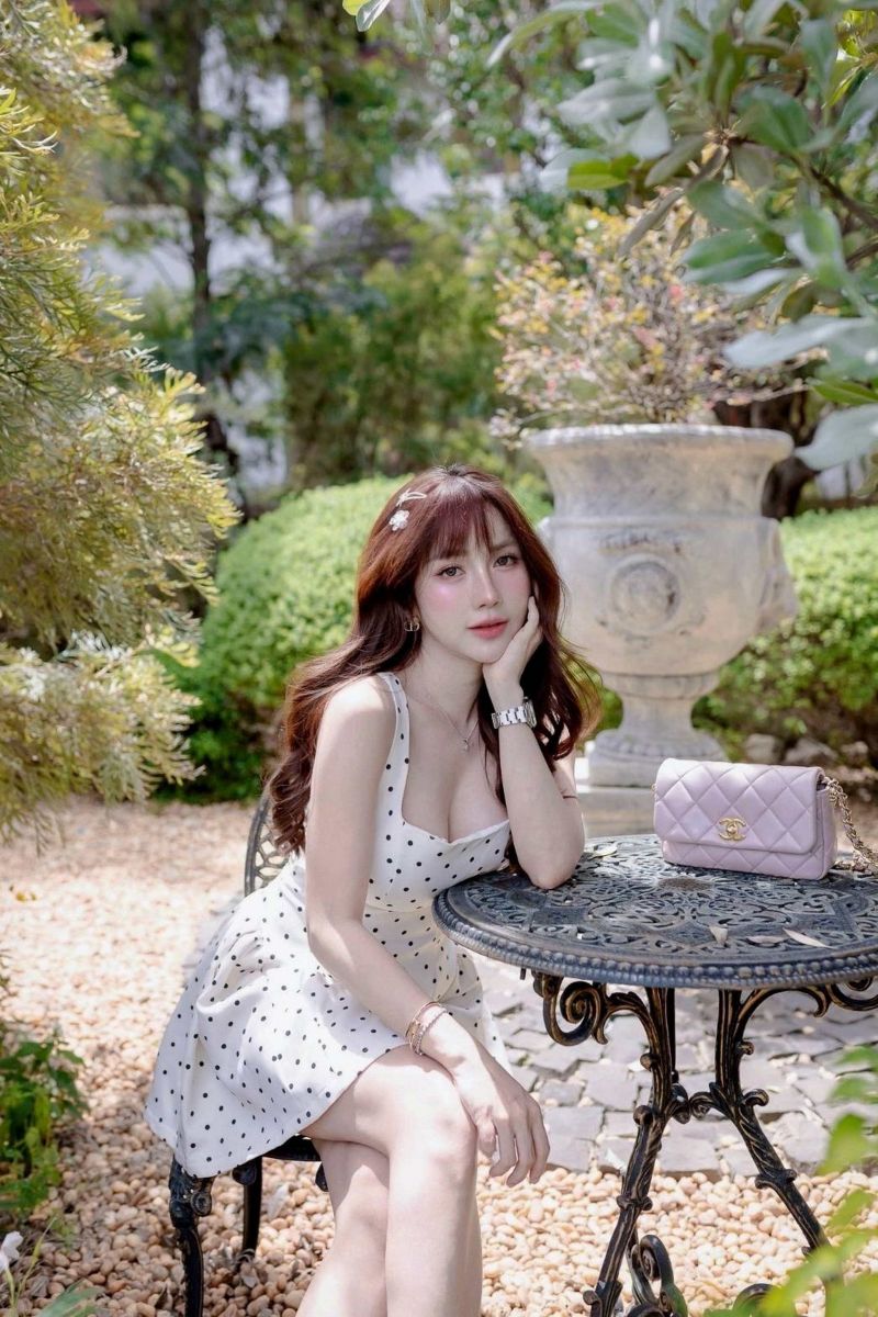 sklenka,pólo,stůl,hodinky,žena