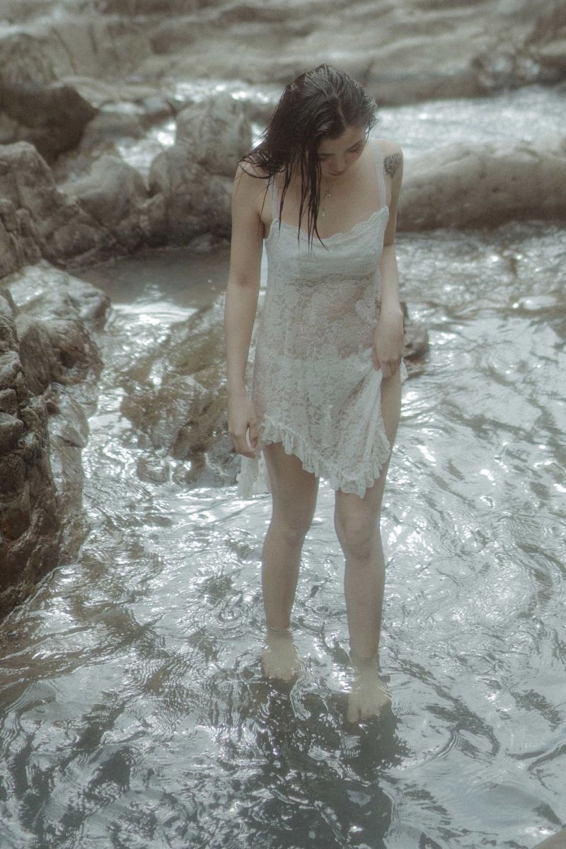 skály,proud,stromy,bílé šaty