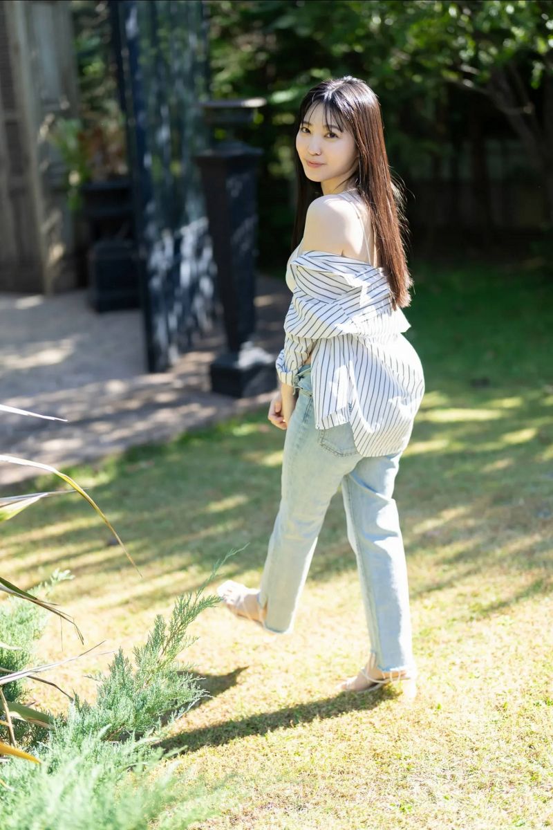 asiatisch,Bikini-Top,schwarzes Haar,Tageslicht,Garten,Gras