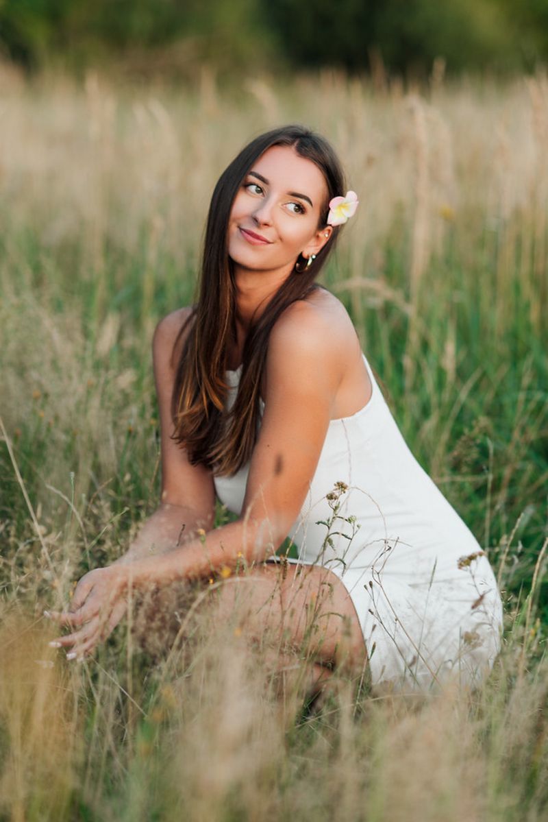 rukama v bok,rostliny,bez rukávů,usmívající se,tight dress,stromy