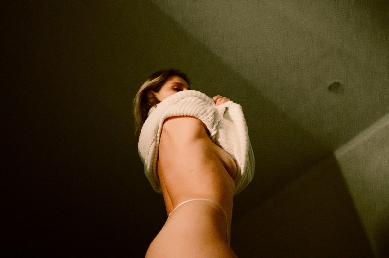 bagfra,seng,sort hat,Blå kjole,bokeh,kaukasisk