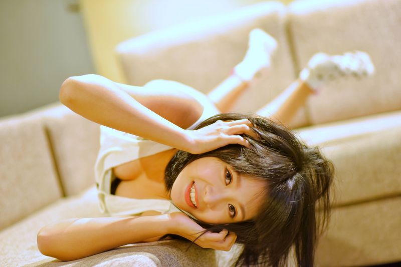 dospělý,asijský,kreslená pohádka,neformální,gauč,pití