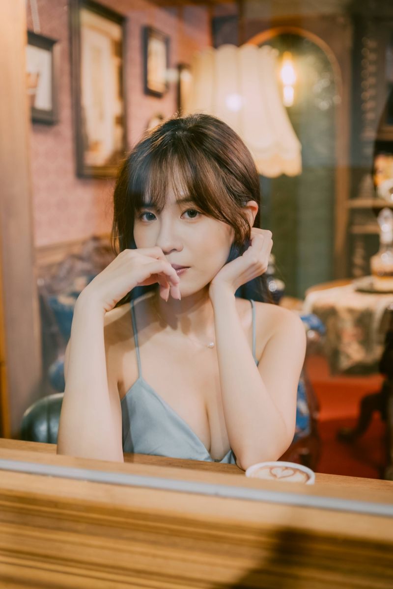 蓝色连衣裙,咖啡杯,女人