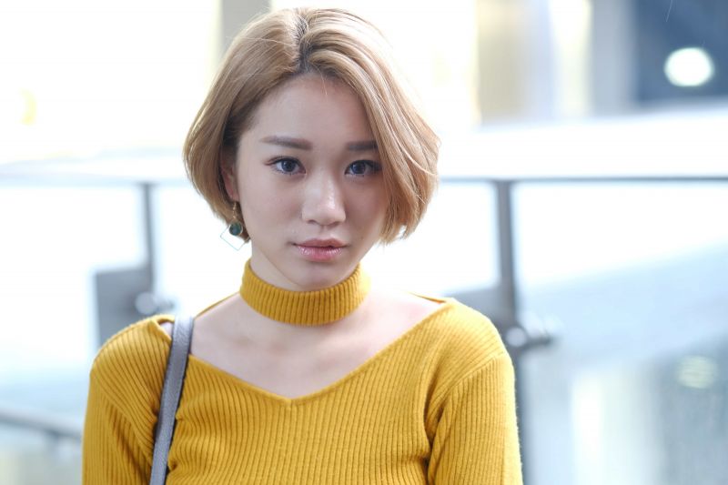 shoulder bag,žena,obojek,makeup,yellow sweater