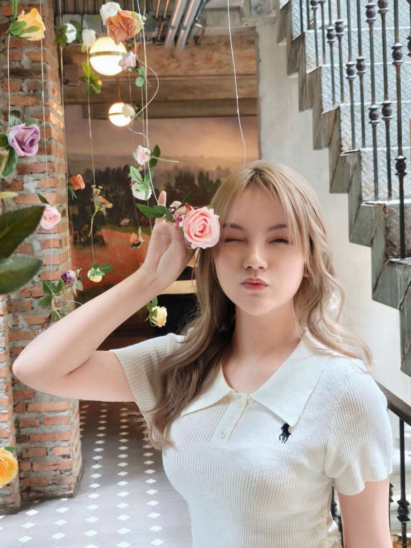 sklenka,pólo,stůl,hodinky,žena