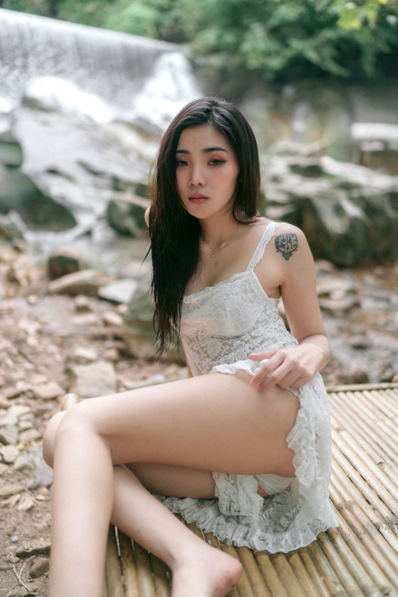 proud,skály,stromy,bílé šaty