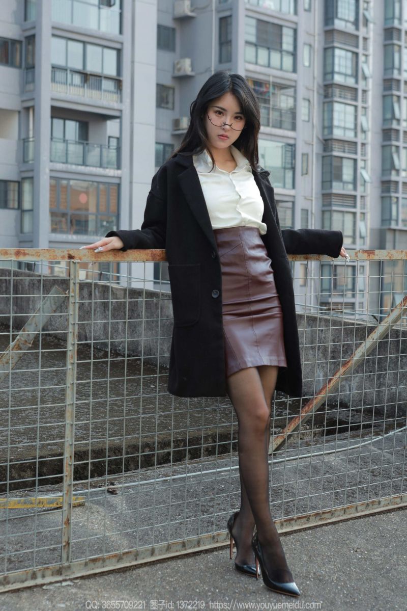 budova, kabát, plot, brýle, vysoké podpatky, LEATHER SKIRT