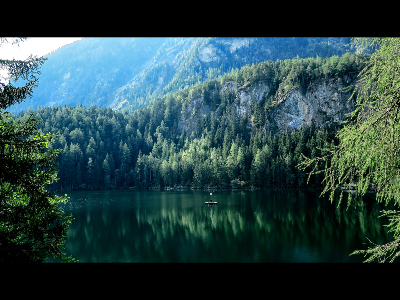 Landschaft, voda, rostlina, hora, nebe, modřín, Natural landscape, jezero, vysočina, strom, vodní tok, banka, krajina, pohoří, spruce fir forest, údolí, les, pleso, smíšený les, horské řeky, masiv, kopec, jehličnatý strom, nádrž, stanice hill, odraz, ledovcové jezero, ledová landform, Lake District, džungle, zvuk, tropical and subtropical coniferous forests, mírné jehličnatý les, hřbet, prales, valdivian temperate rain forest, rybník, tráva, lužní les, Volně žijících živočichů, Northern hardwood forest, jezero, jedle, borovice, panoráma, vstupní, borovice rodina, zálesí, deštný prales, fotografování, Skála, řeka