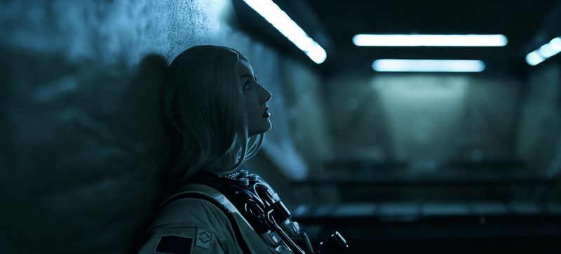 black sweater, modré šaty, loď, most, brown coat, táborák