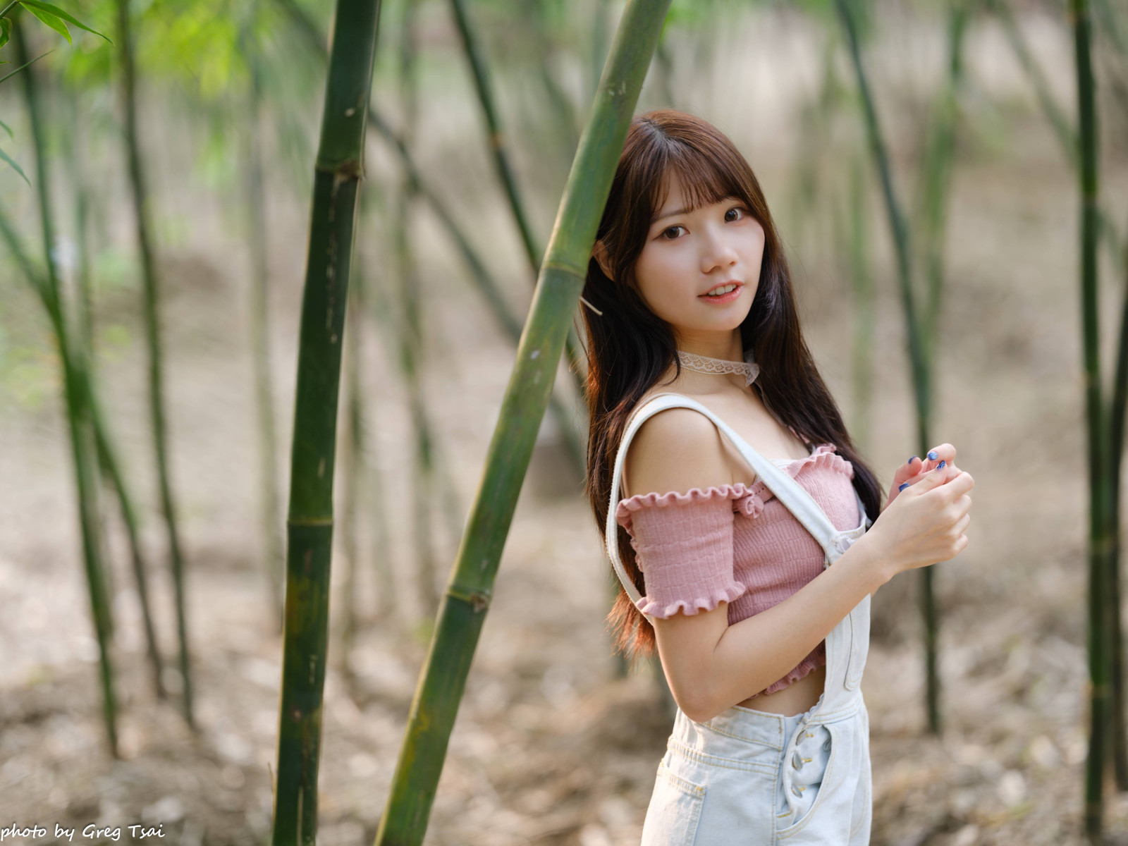 μακριά μαλλιά, σε εξωτερικό χώρο, γυναίκα, κίτρινα άνθη