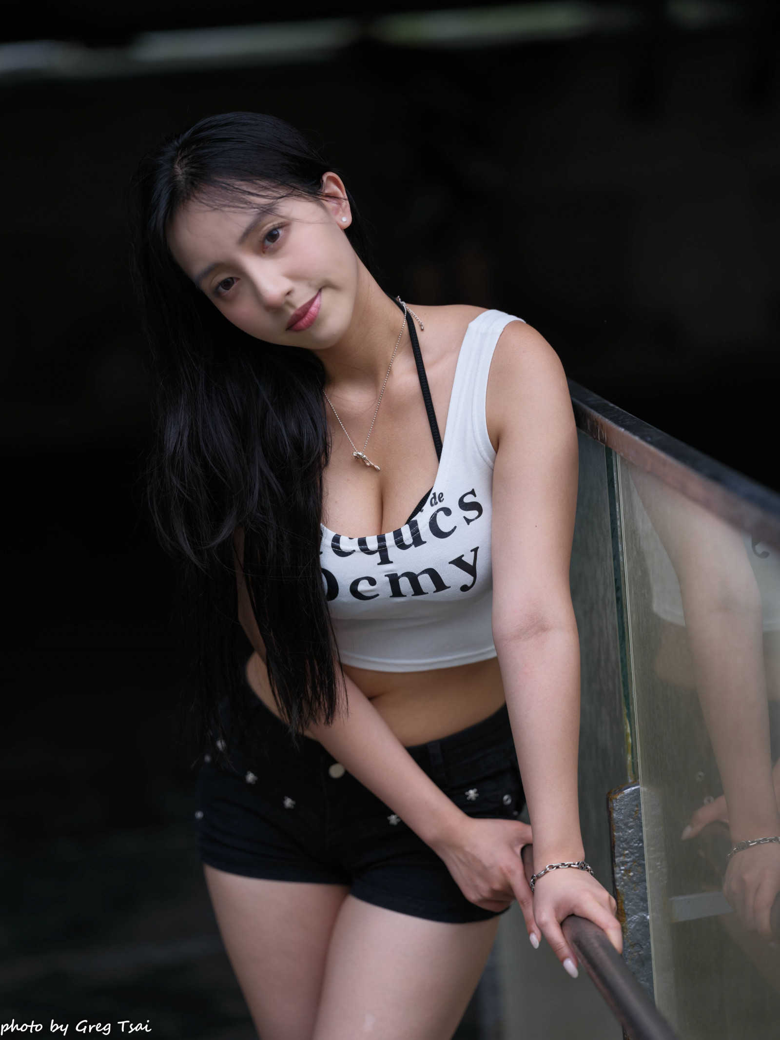 black shorts, high socks, capelli lunghi, scarpe da ginnastica, donna