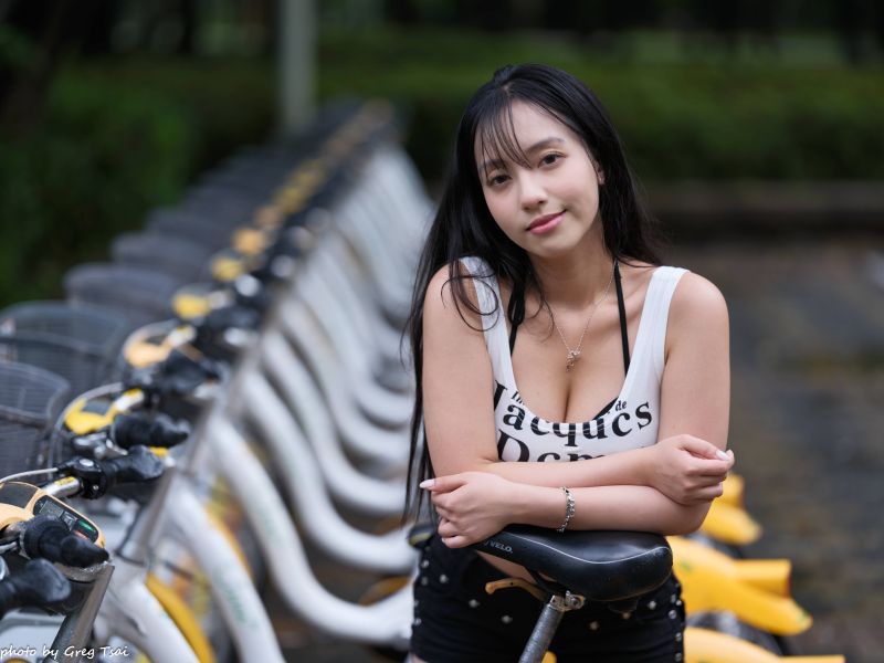 black shorts,high socks,pelo largo,zapatillas,mujer
