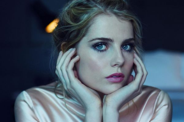 actress,blonde,green eyes,women,women indoors