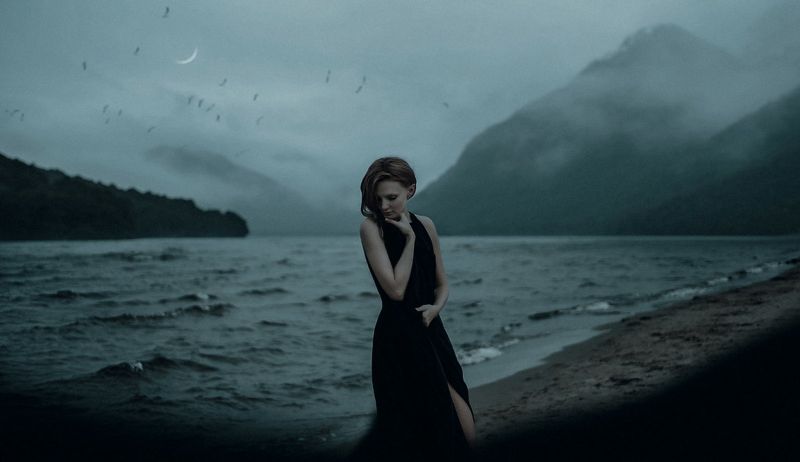 black sweater, modré šaty, loď, most, brown coat, táborák