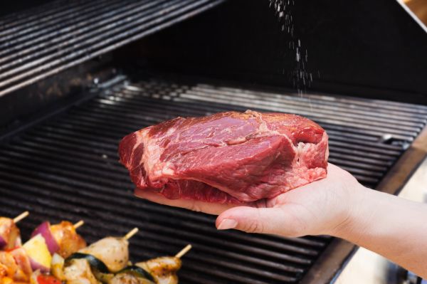 alepdias,temperando,bife,pedaco,carne,churrasqueira