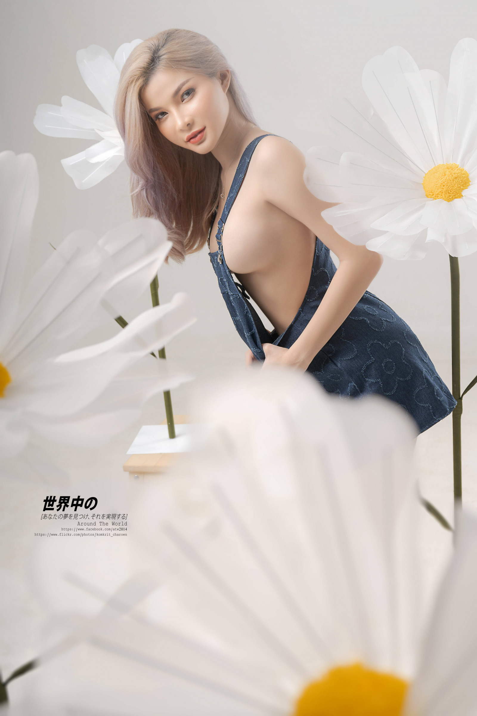 asiatico, indietro, sfondo, bellissimo, chiuso, Margherita, denim, occhi, fiori, grande, che ride, pendente, Basso, sopra, piccolo, sgabello, Studio, tailandese, superiore, bianca, donna, di legno, giovane