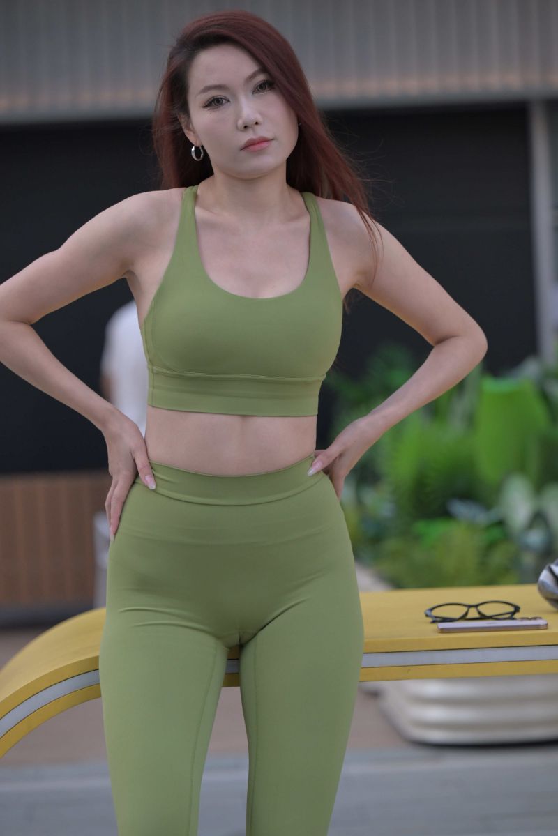 asijský,rozostřeného pozadí,rukama v bok,při pohledu na fotoaparát,venkovní,zrzavé vlasy