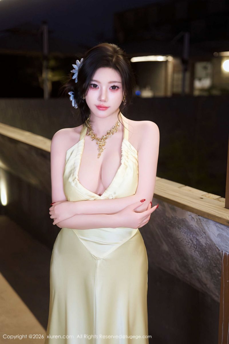 gold necklace,røde negle,kvinde