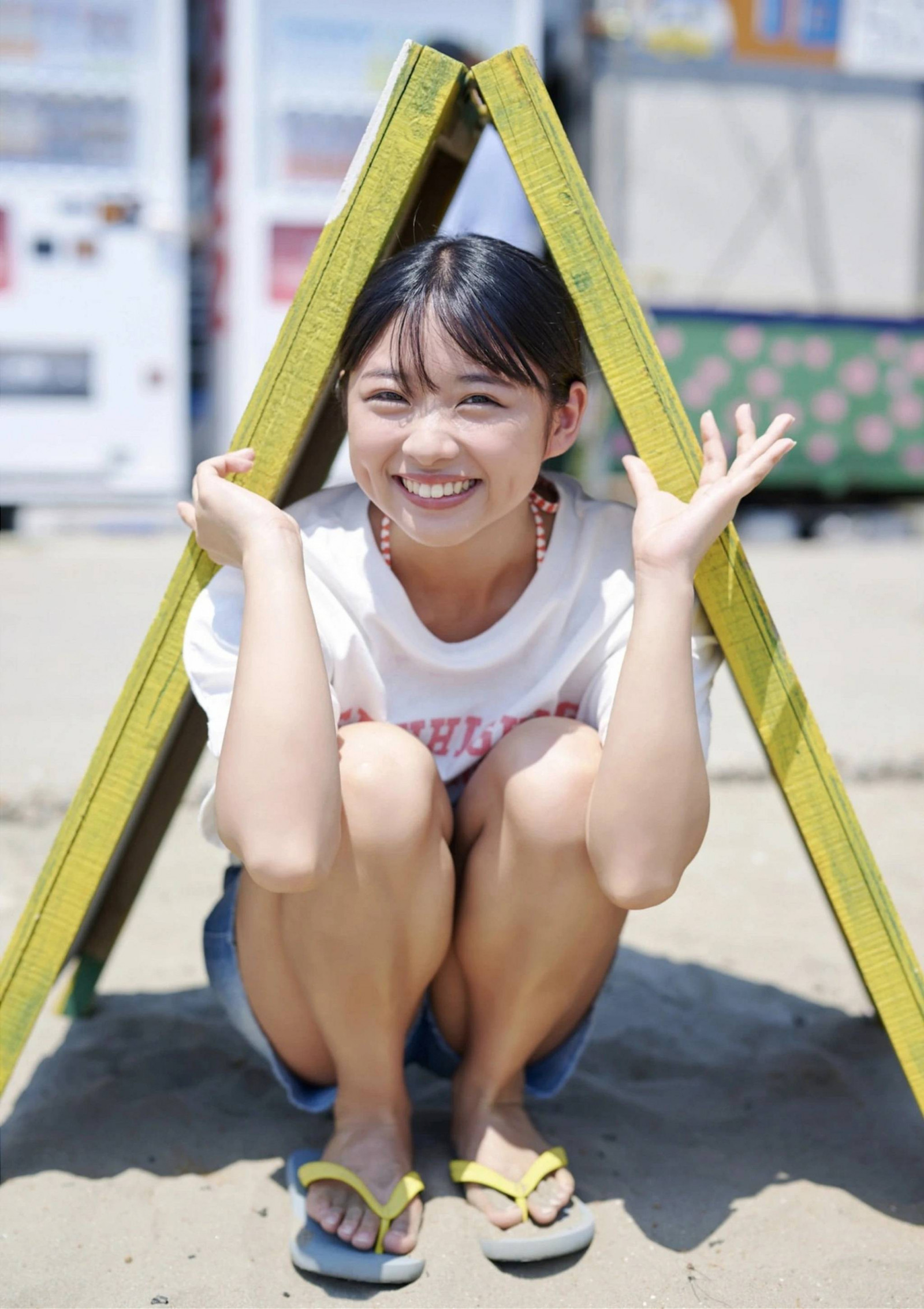 pláž, odvaha, model, venkovní, písek, krátké vlasy, usměj se, striped bikini, slunečnímu záření, deštník, žena