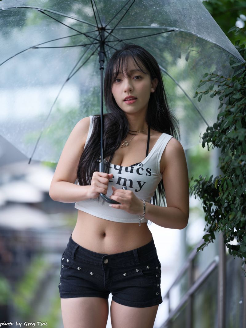 black shorts,high socks,長い髪,スニーカー,女性