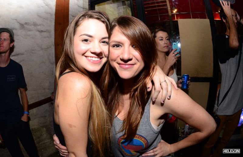 bruneta,usmívající se,blondýnka,zuby,two women,ženy