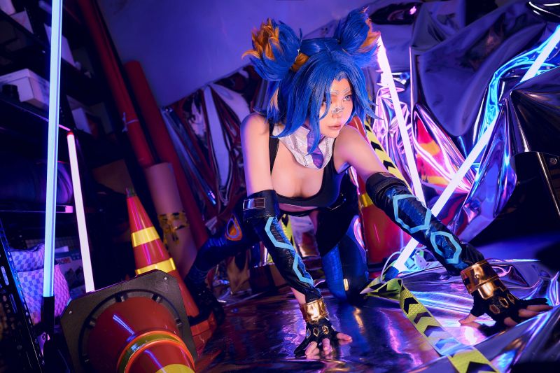 blue bikini, futuristický, neonová světla, stojící, žena