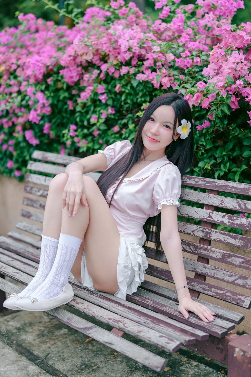 จอด,ดอกไม้,เสื้อสีชมพู,ถุงเท้าสีขาว,ผู้หญิง