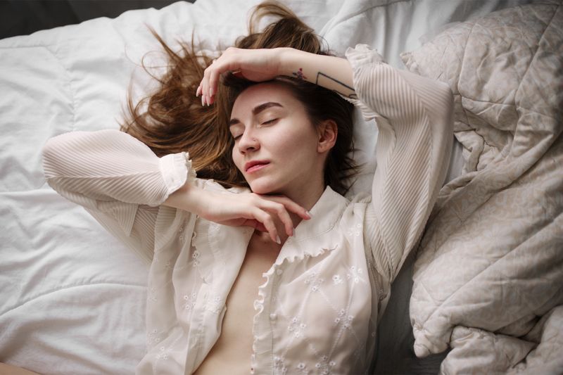 Rückansicht, Bett, schwarzer Hut, blaues Kleid, Bokeh, kaukasisch