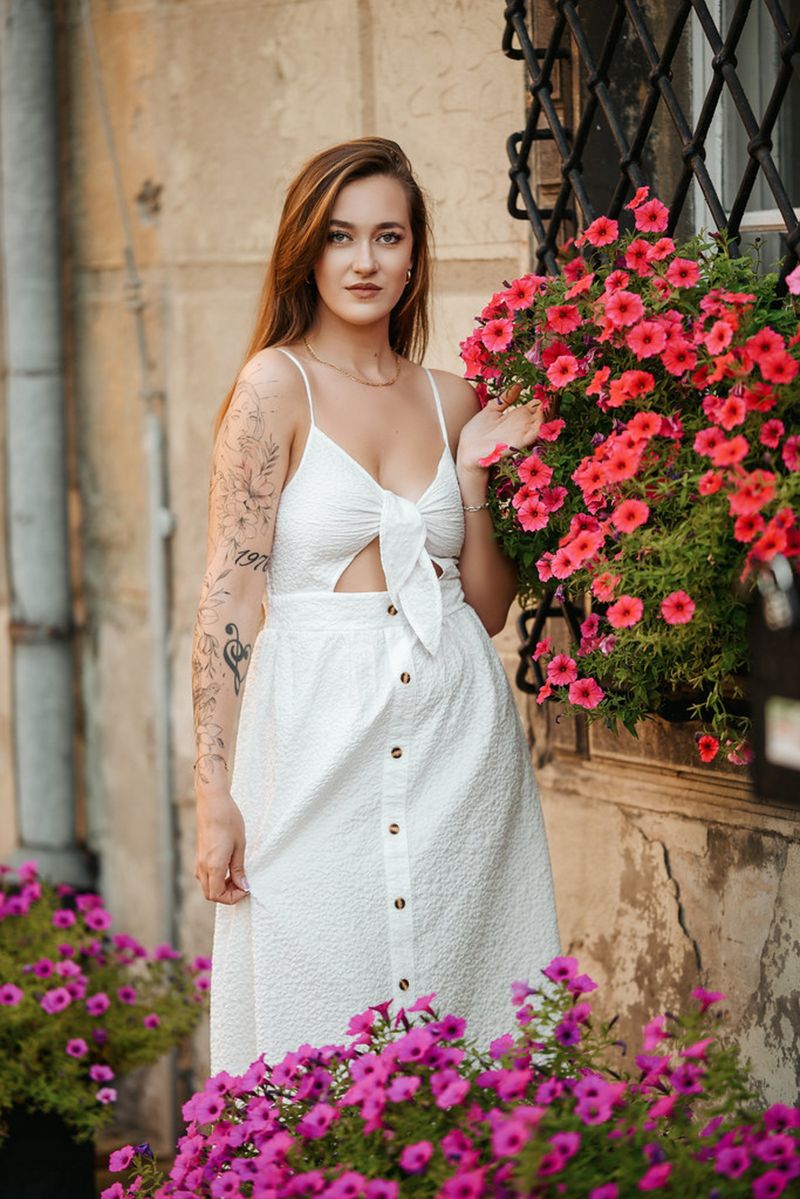 žena,květiny,bílé šaty