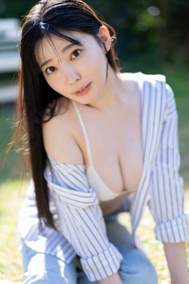 asiatisch,Bikini-Top,schwarzes Haar,Tageslicht,Garten,Gras