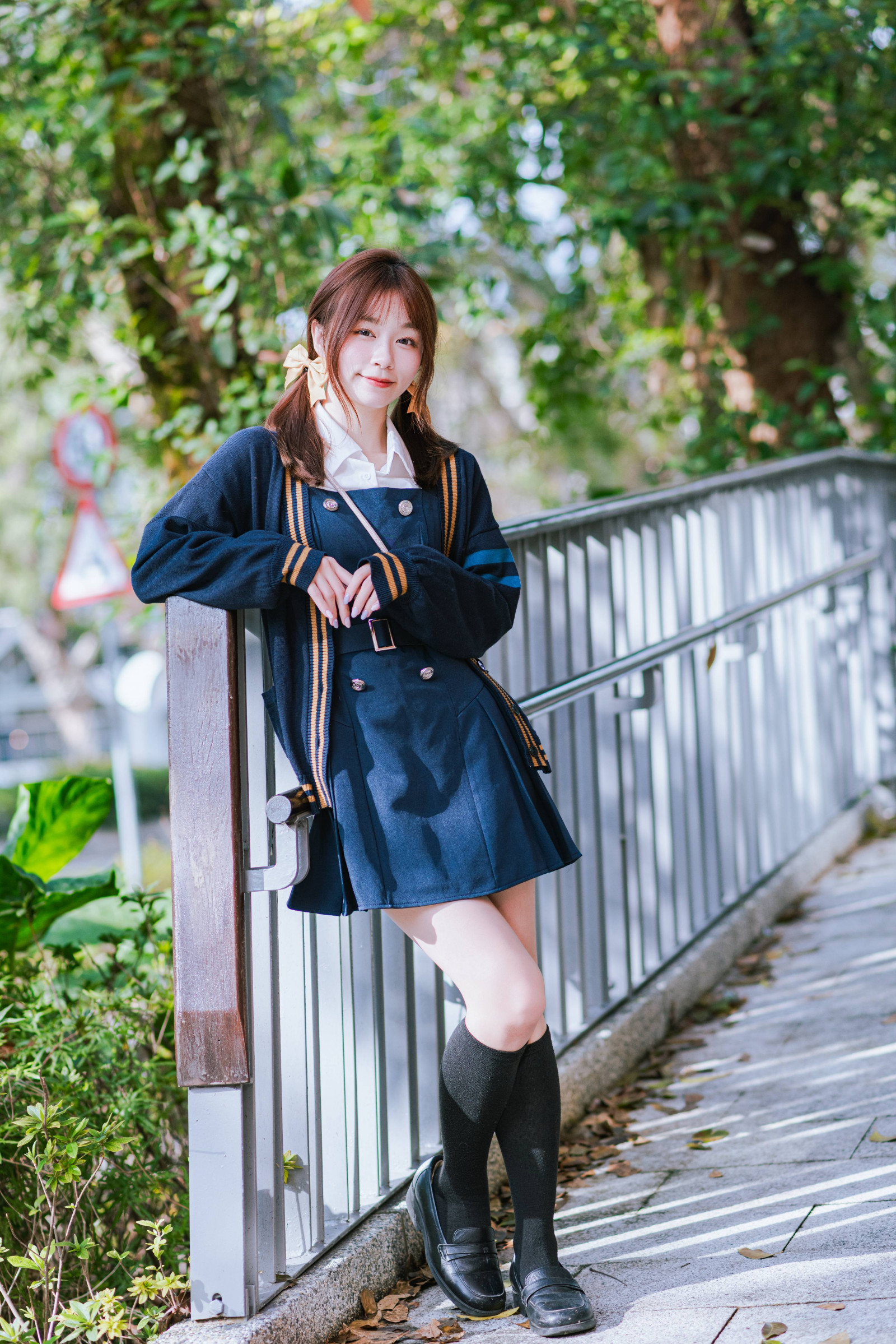 ofina, svetr, sklon, venkovní, pleated skirt, portrét, zábradlí, školní uniforma, soft focus, slunečnímu záření, žena, yellow bow