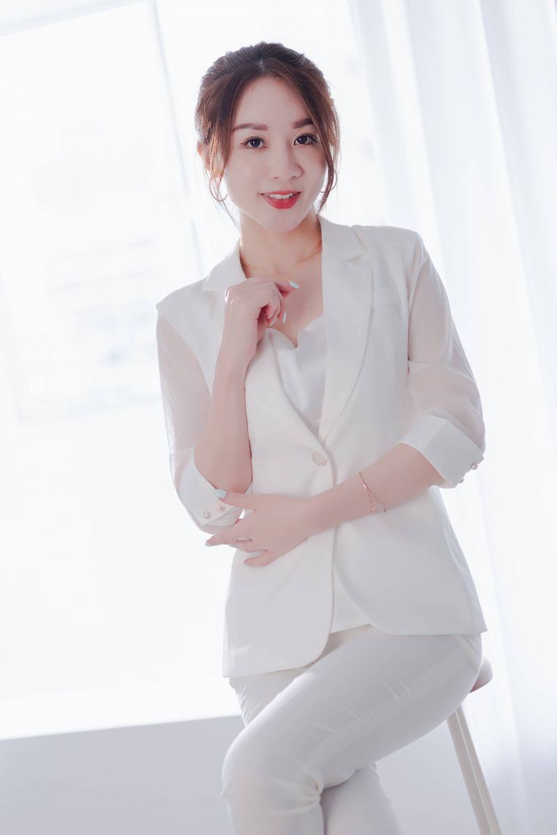 black high heels,cahaya terang,white suit,white top,wanita