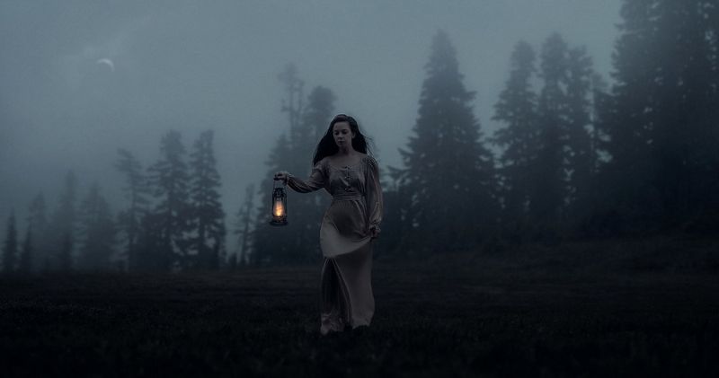 black sweater,Blå kjole,båd,bro,brown coat,lejrbål