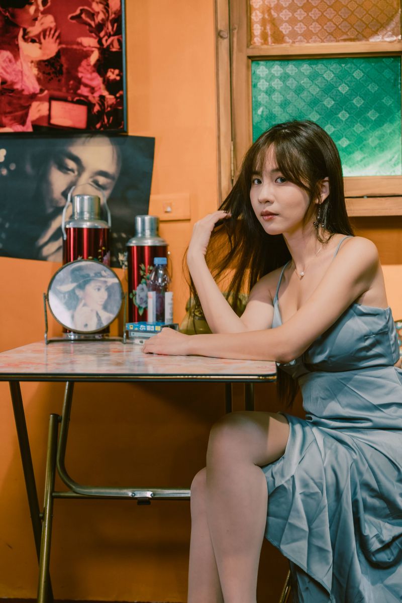 wewnątrz,długie włosy,stół,okno,kobieta