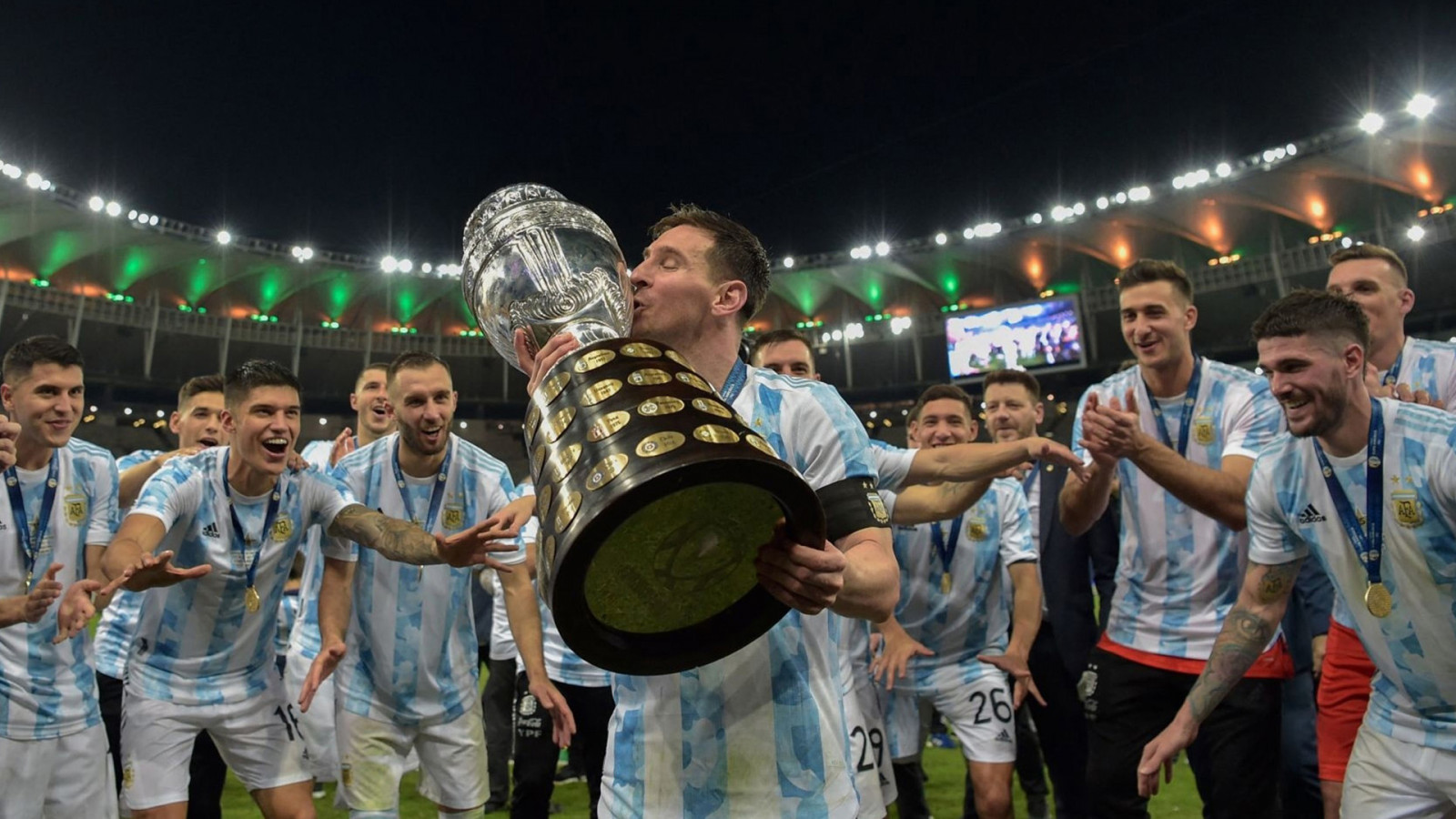 Argentin, šortky, Idiophone, Membranophone, usměj se, fanoušek, událost soutěž, hráč, mistrovství, hudební nástroj, volný čas, dav, tričko, stadión, čepice, tráva, událost, zábava, tým, zábava, týmový sport, Posádka, lidový nástroj, ragby, sportovní dějiště, turnaj, sportovní, public event, tradice, festival, poklep, trikot, publikum, hudebník, múzických umění, noc, Míčová hra, soutěž, povzbuzování, představení, jednotný