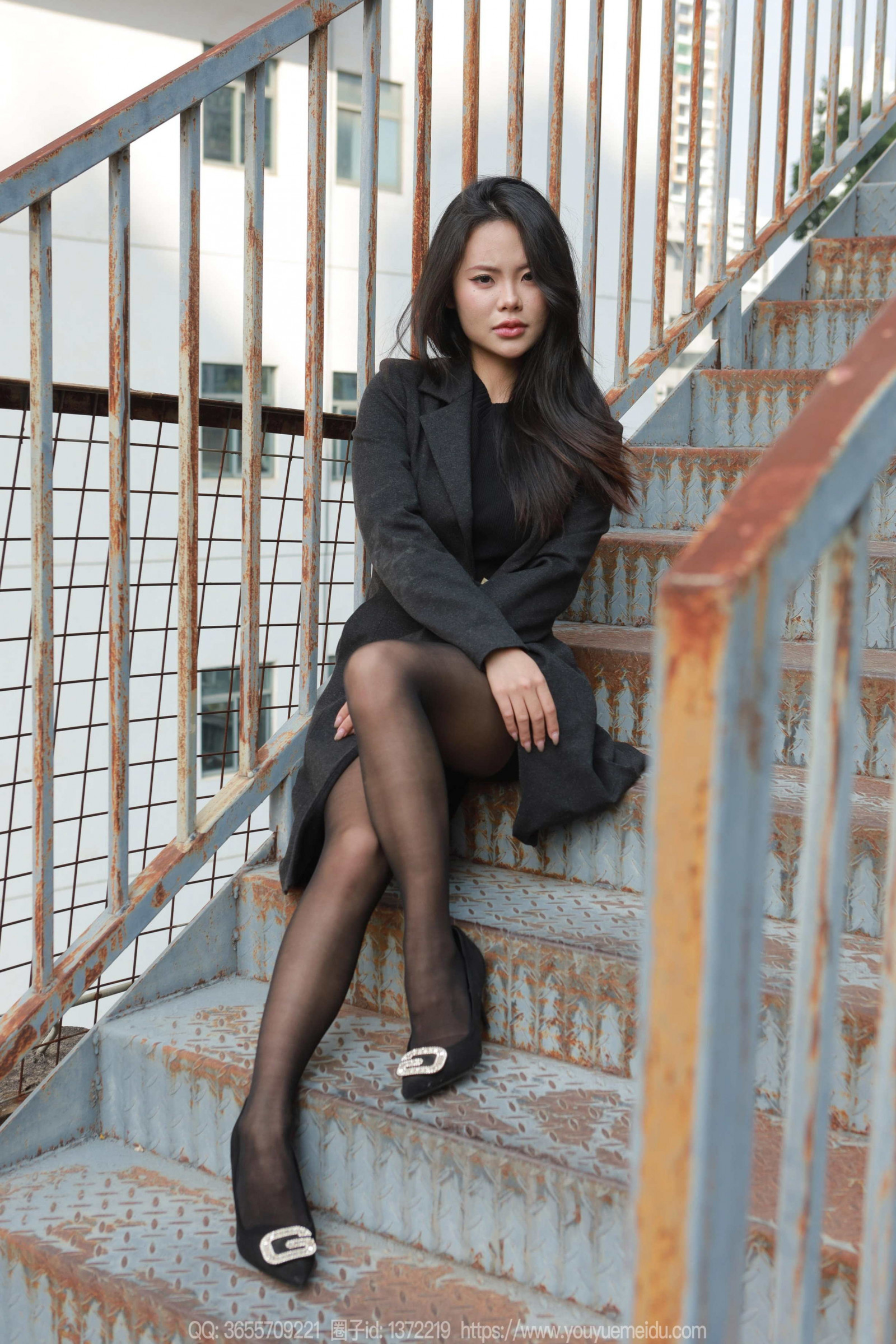 boty, svetr, záclony, sedící, gauč, žena