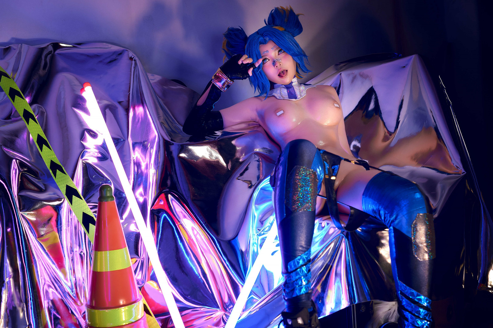 blue bikini, futuristický, neonová světla, stojící, žena