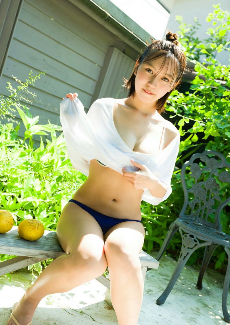 blue bikini,zahrada,plavecký bazén,stříkající vodě,žena