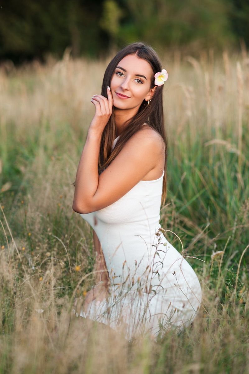 rukama v bok,rostliny,bez rukávů,usmívající se,tight dress,stromy