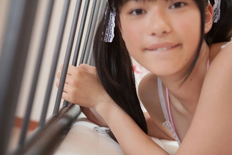 опашчици,бели чорапи,жена