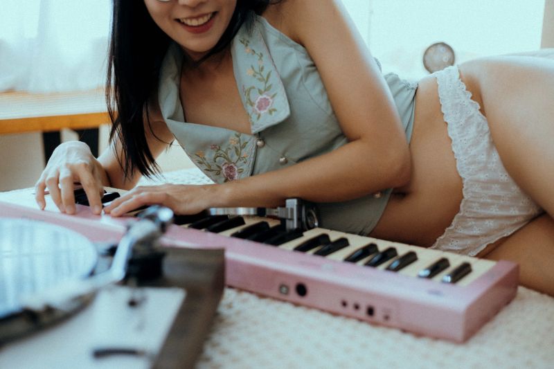 postel,brýle,sluchátka,televize,žena